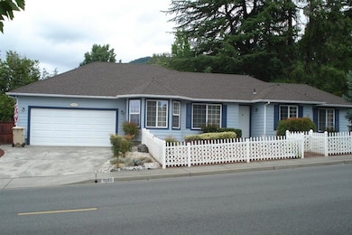 1060 NE Savage St, Grants Pass, OR 97526 - photo 2