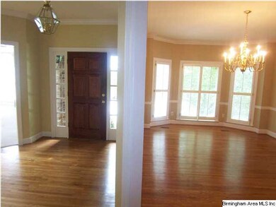 Foyer and dining room are freshly painted!