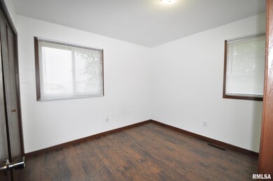 213 W 65th St, Davenport, IA 52806 - photo 7