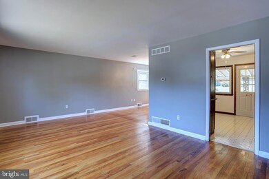 8434 Bay Dr, Pasadena, MD 21122 - photo 7