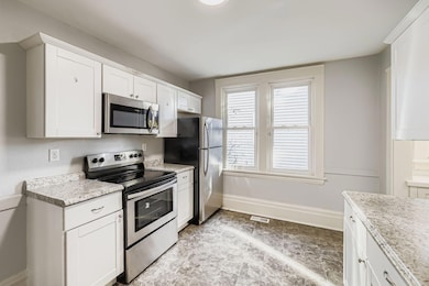 830 University Ave W - Web Quality - 011 - 06 Kitchen.jpg