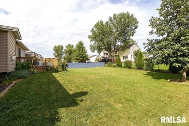 6721 Silvercreek Dr, Davenport, IA 52806 - photo 2