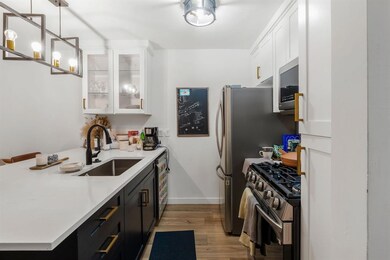 Kitchen with appliances with stainless steel fini