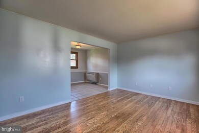 898 Center St, Mount Joy, PA 17552 - photo 2