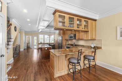 Custom eat-in kitchen w/ island