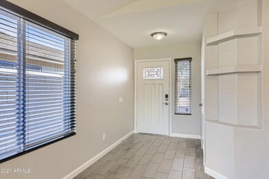 2-472976566-07 Foyer