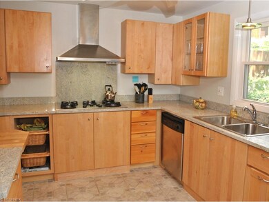 This striking maple kitchen includes all appliance