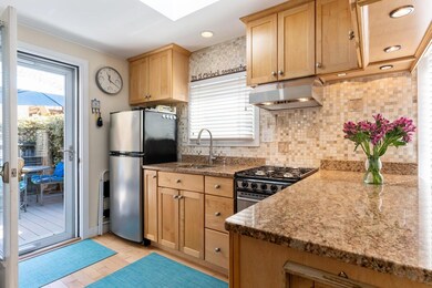06_21AFranklin_Unit3_177001_Kitchen_Cust