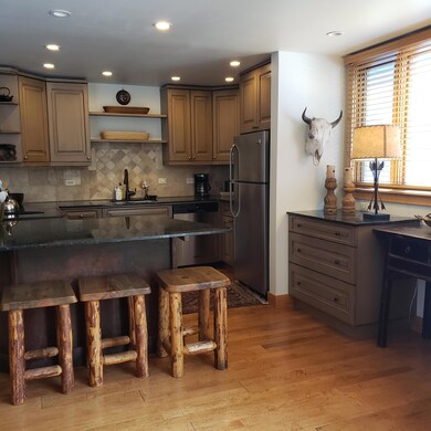 TL 420 desk:kitchen