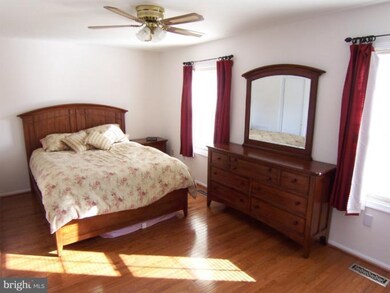 9818 Oakdale Woods Ct, Vienna, VA 22181 - photo 7