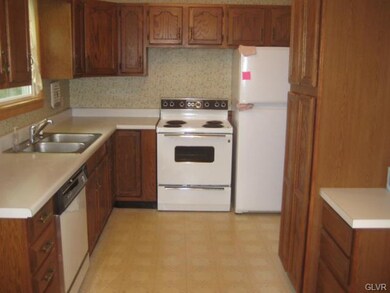 2737 Saxon St, Allentown, PA 18103 - photo 4