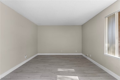 3301 Fairview Ln, Las Vegas, NV 89121 - photo 4