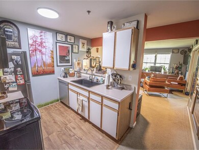 323 Hildred Dr unit 323, Burlington, VT 05401 - photo 3