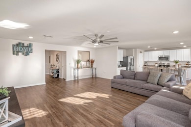 7-web-or-mls-370 Merlin Ct-03
