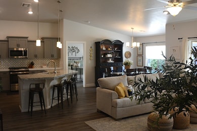 KITCHEN FAMILY ROOM