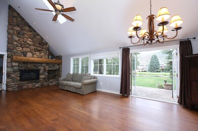 595_stone_creek_unit_b_living_3