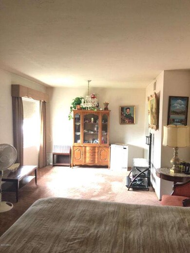 LIVING ROOM.jpg