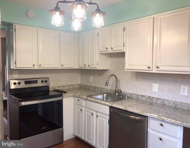 10308 Mockingbird Pond Ct, Burke, VA 22015 - photo 2