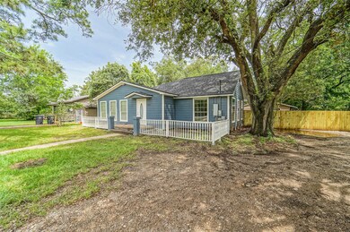 1922 W Sealy St, Alvin, TX 77511 - photo 2