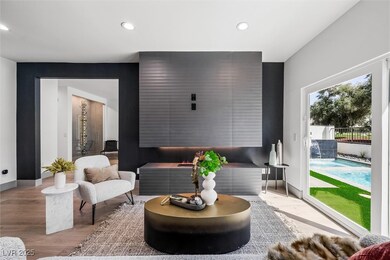 2861 Queens Courtyard Dr, Las Vegas, NV 89109 - photo 6