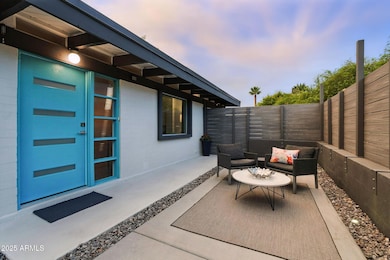 Private entrance w/ courtyard