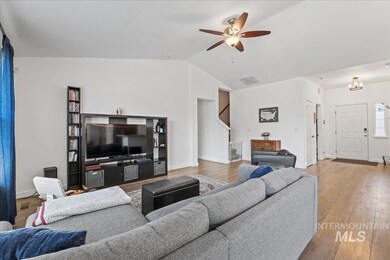 645 SW Nugget St, Mountain Home, ID 83647 - photo 6