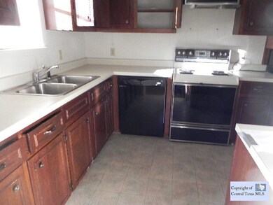 1011 N King St, Seguin, TX 78155 - photo 2