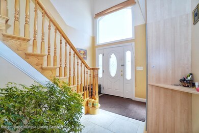 (4) ENTRY FOYER