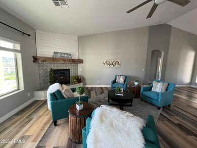 Great room- 130 year old Barn wood Manta