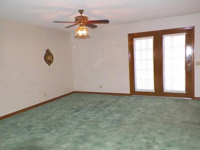 2105 S Hedgewood Dr, Bolivar, MO 65613 - photo 5