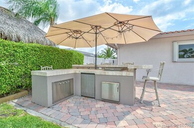 Summer Kitchen with Fridge, Ice drawer, Storage