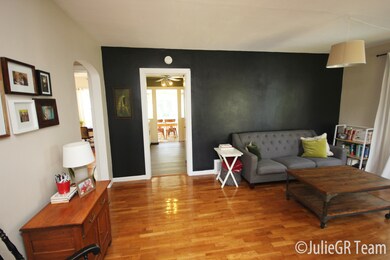 03 Living room to kitchen