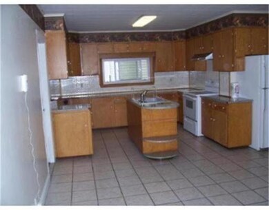 273 University Ave unit 2nd Floor, Lowell, MA 01854 - photo 2