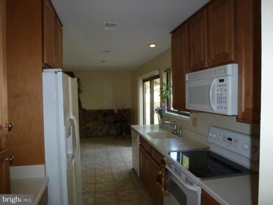 11725 Flints Grove Ln, North Potomac, MD 20878 - photo 4