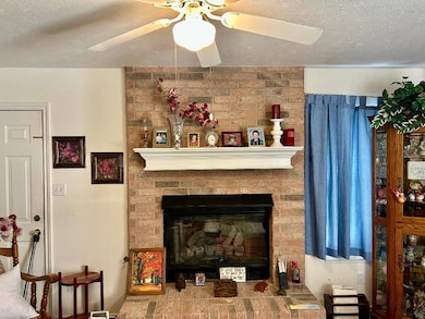 1027 Crestview Dr E, Atlanta, TX 75551 - photo 2