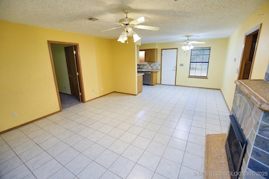 1208 SW 14th Ct, Wagoner, OK 74467 - photo 2