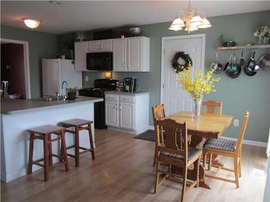 Kitchen Bright fully applianced Kitchen w/white ca
