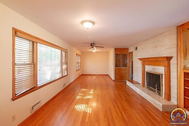 1608 SW 26th St, Topeka, KS 66611 - photo 2