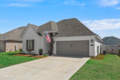 View of front of house featuring a front yard, a g