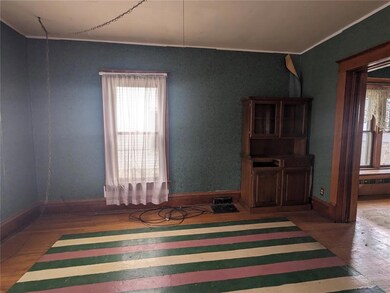 370 16th St SE Living Room