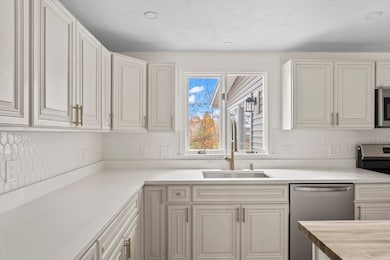 32 Laurel Ln, Raynham, MA 02767 - photo 7