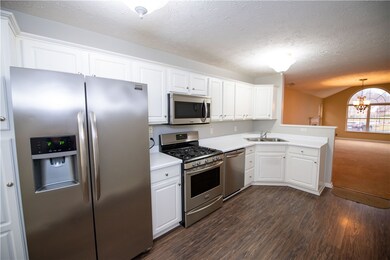 Stainless appliances in the kitchen and easy to ma