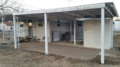 810 NE 3rd St, Henryetta, OK 74437 - photo 3