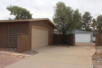 Attchaed 2 car garage