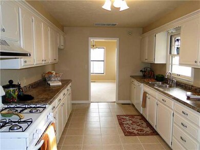 102 E Pulaski St, Shawnee, OK 74804 - photo 3