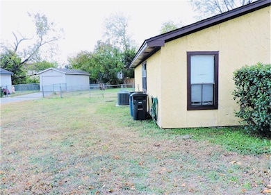 View of yard featuring an outbuilding