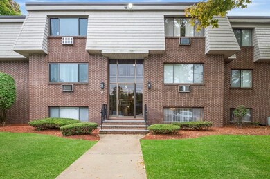 9 Hallmark Gardens unit 2, Burlington, MA 01803 - photo 3