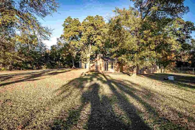 303 Woodland Cir, Cache, OK 73527 - photo 2