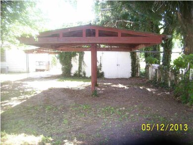 Back double carport behind the workshop