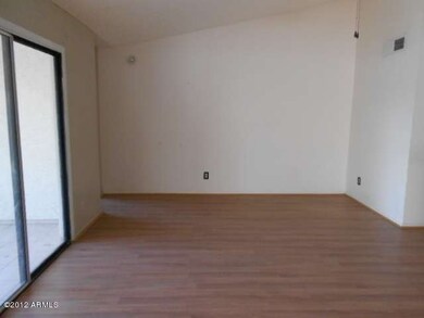 023 353170 Living Room